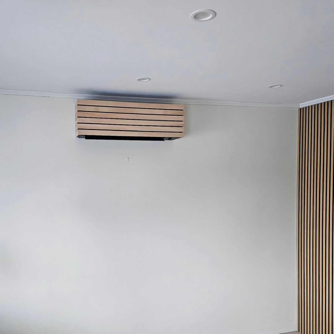 Toshiba Daiseikai 10 med träfront, på ljus vägg. Installerad av oss i Täby.