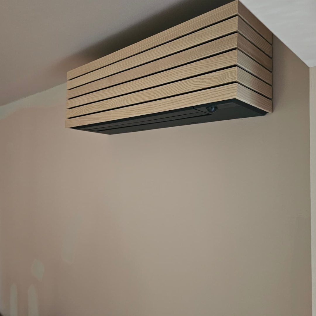 Toshiba Daiseikai 10 med träfront, närbild av innerdelen. Installerad av oss i Tyresö.