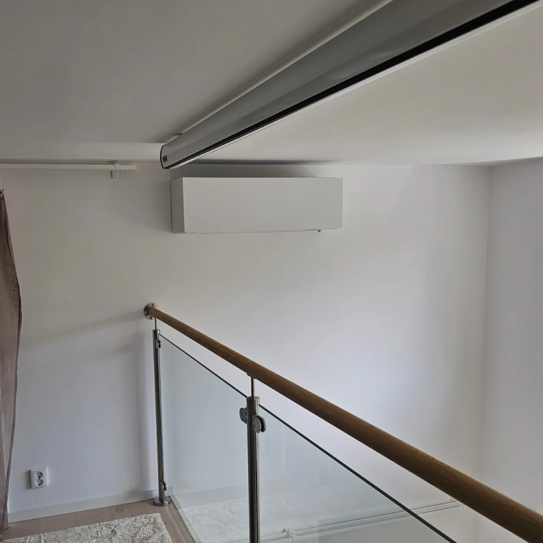Toshiba Daiseikai 10 med vit front, placering i trapphus. Installerad av oss i Huddinge.