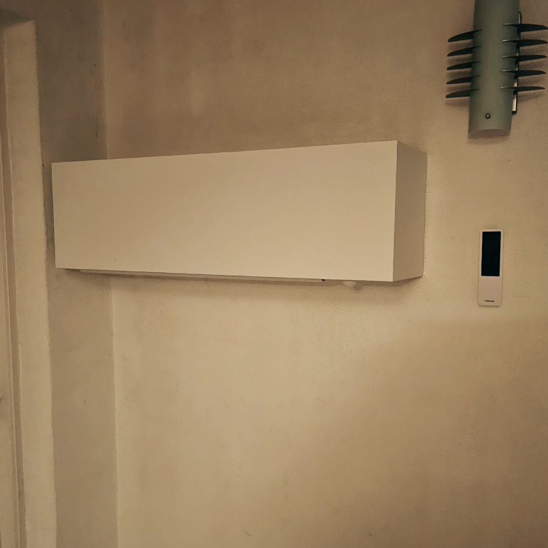 Toshiba Daiseikai 10 med vit front, väggmonterad innerdel. Installerad av oss.
