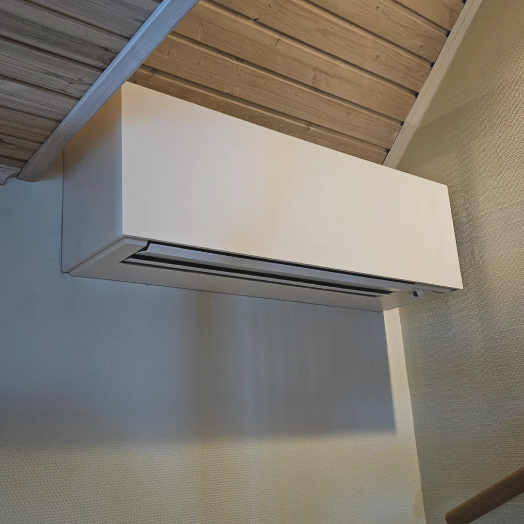 Toshiba Daiseikai 10 med vit front, placering vid snedtak. Installerad av oss i Täby.