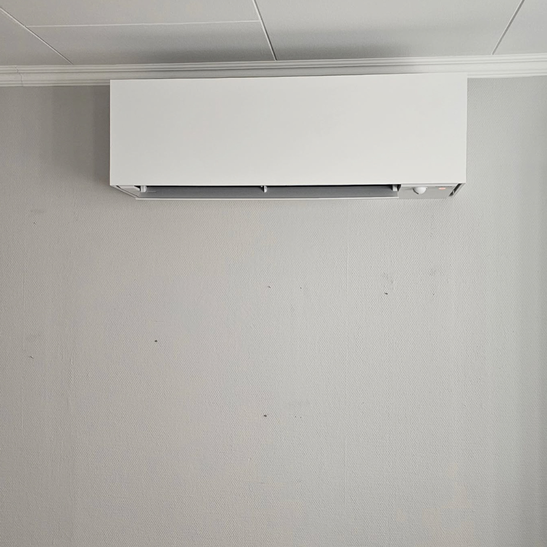 Toshiba Daiseikai 10 med vit front, på ljus vägg. Installerad av oss i Täby.