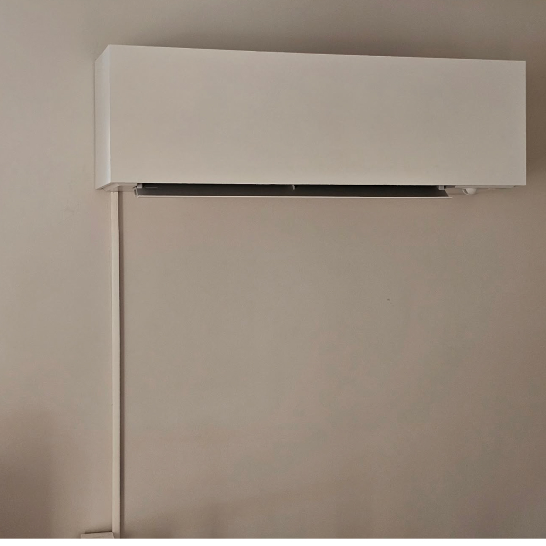 Toshiba Daiseikai 10 med vit front, på ljus vägg. Installerad av oss i Vallentuna.