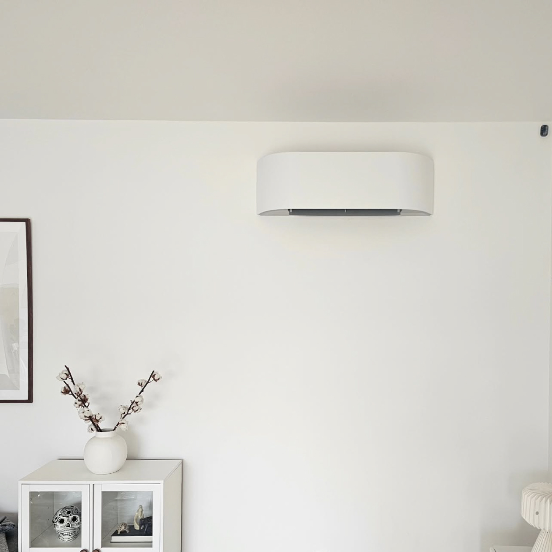 Toshiba HAORI med ljus textilfront, på ljus vägg. Installerad av oss i Täby.