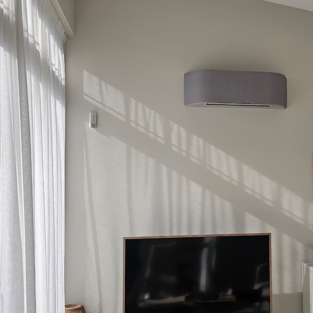 Toshiba Haori installerad ovanför TV i vardagsrum