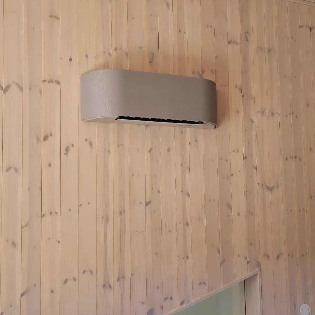 Toshiba HAORI med grå textilfront, på träpanel. Installerad av oss i Vallentuna.