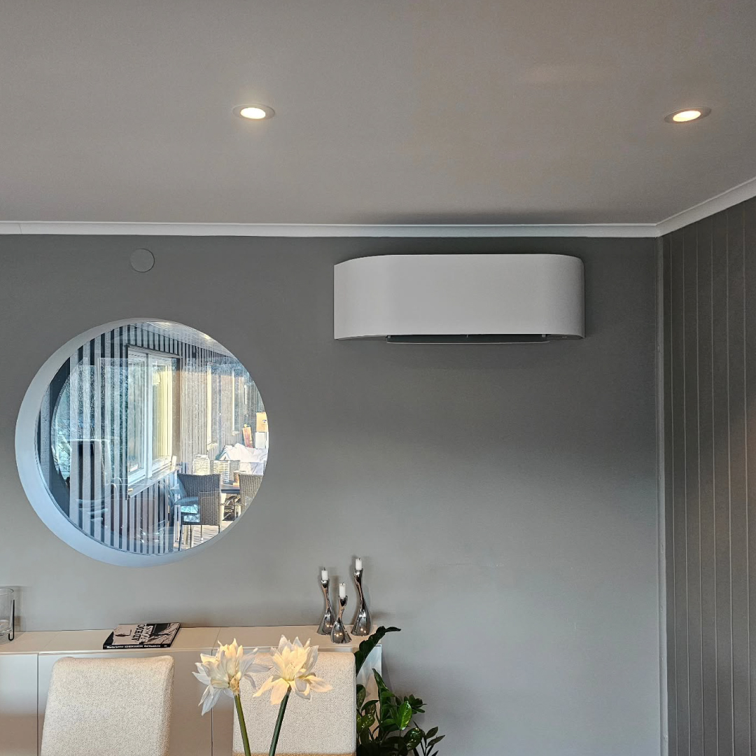Toshiba HAORI med ljus textilfront, på grå vägg. Installerad av oss i Stockholm.